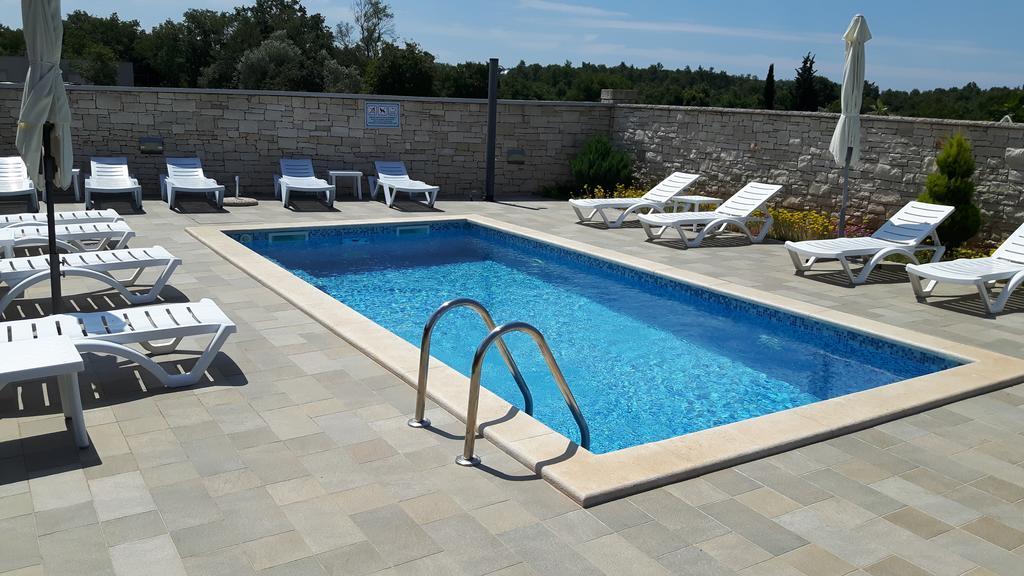 אומאג Apartments & Rooms Villa Adamovic מראה חיצוני תמונה