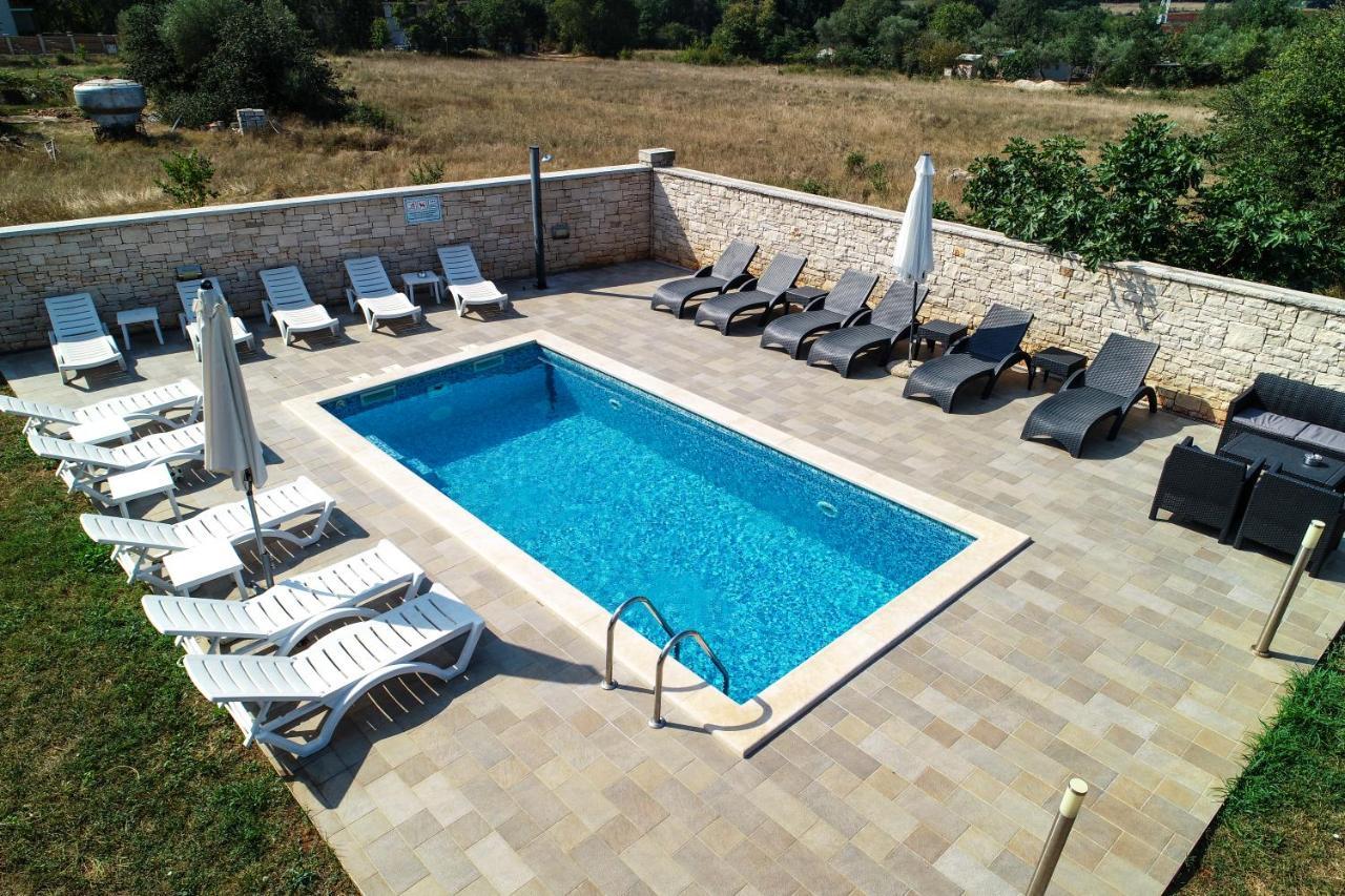 אומאג Apartments & Rooms Villa Adamovic מראה חיצוני תמונה